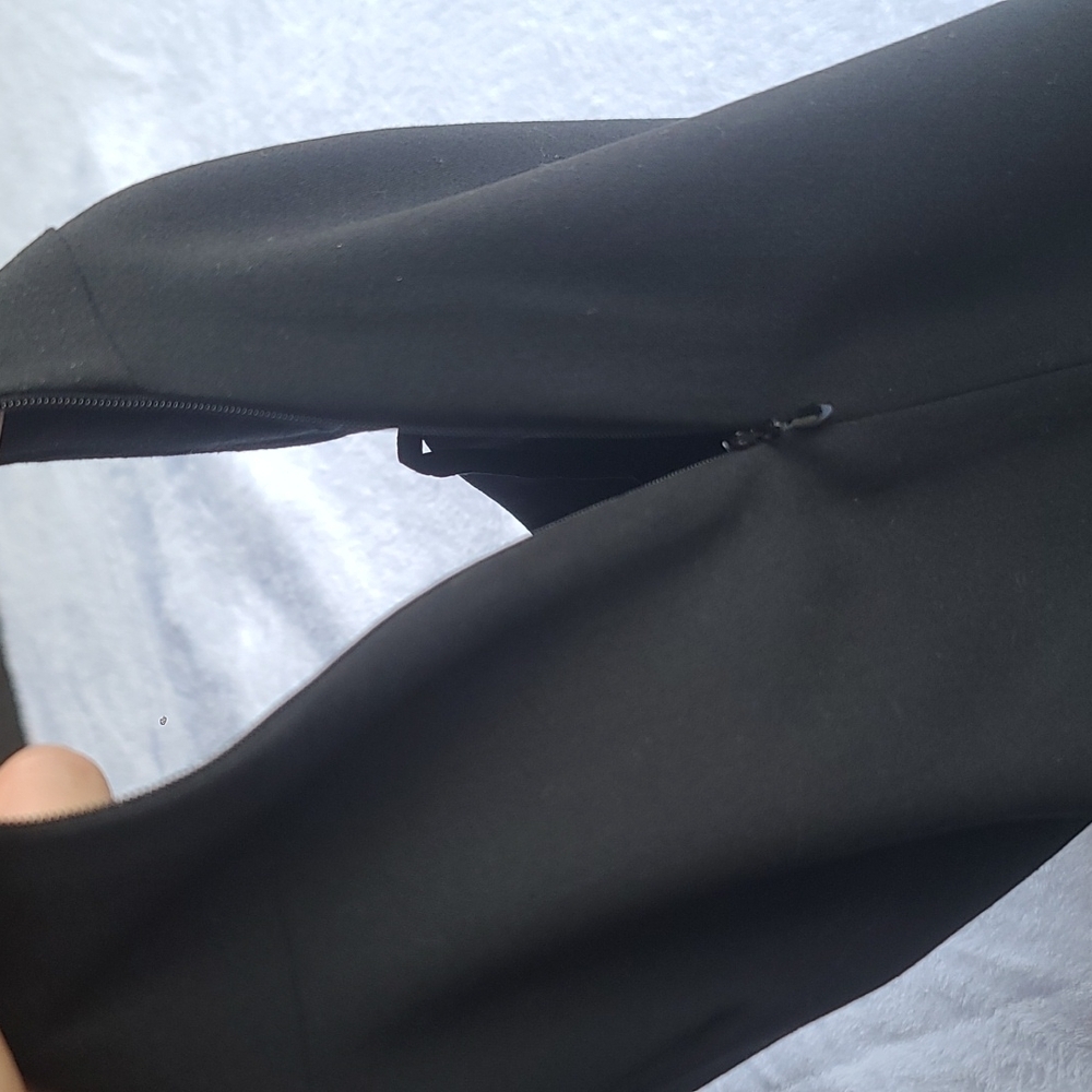 Banana Republic Black Pencil Skirt | Size 2 | Italian Wool | Stretch and Zip Up - Picture 4 of 6